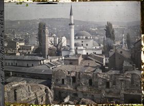 Image représentant Panorama pris depuis l'hôtel d'Europe [où logeaient Jean Brunhes et Auguste Léon]. Arcades du vieux marché turc au premierer plan