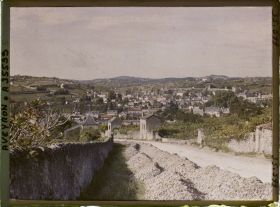 Image représentant L'entrée de la ville par la route de Rieupeyroux (actuelle avenue Raymond Saint-Gilles)