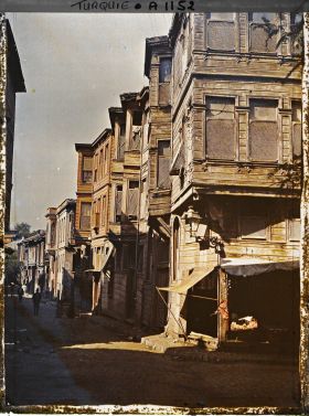 Image représentant Une rue bordée de petits immeubles en bois