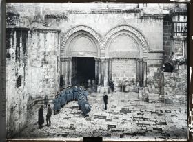 Image représentant Groupe de soldats français sur le parvis de l'église du Saint Sépulcre