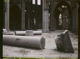 Image représentant France, Armentières, La nef ; Colonnes écroulées St Waast