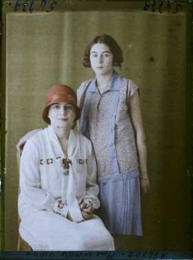 Image représentant https://musee-albert-kahn.s-museum.fr/home/NWQ2OTAwYzNmYjZlZTk1ZWQwODJmMjY4L2dlbmVyaWMtbm90aWNlLXRhYi9hdXRob3JpdHkvNjE3YTc5ZjVjZjhiODk2OGIzMzM3ZDIx/5d6900c3fb6ee95ed082f268/generic-notice-tab/authority/617a79ebcf8b8968b33379e5 Madame et  https://musee-albert-kahn.s-museum.fr/home/NWQ2OTAwYzNmYjZlZTk1ZWQwODJmMjY4L2dlbmVyaWMtbm90aWNlLXRhYi9hdXRob3JpdHkvNjE3YTc5ZjVjZjhiODk2OGIzMzM3ZDIx/5d6900c3fb6ee95ed082f268/generic-notice-tab/authority/617a79ebcf8b8968b33379e6 Mademoiselle Vioux