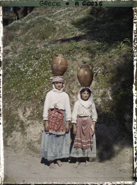 Image représentant Deux femmes Corfiotes portant la cruche