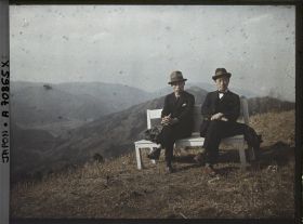 Image représentant Mont Hiei : Deux hommes sur un banc devant la vue vers la vallée d'Ohara et Yase
