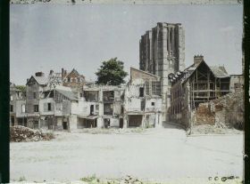 Image représentant France, Noyon, La place au blé et la Cathédrale