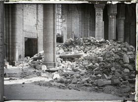 Image représentant La cathédrale de Soissons, débris de la voûte