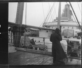 Image représentant Maurice Levy sur le pont avant du navire