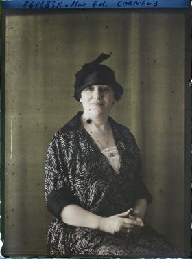 Image représentant https://musee-albert-kahn.s-museum.fr/home/NWQ2OTAwYzNmYjZlZTk1ZWQwODJmMjY4L2dlbmVyaWMtbm90aWNlLXRhYi9hdXRob3JpdHkvNjE3YTc5ZjVjZjhiODk2OGIzMzM3ZDIx/5d6900c3fb6ee95ed082f268/generic-notice-tab/authority/617a79ebcf8b8968b3336b01 Madame Ed. Cornely