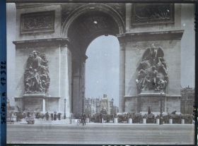 Image représentant Le Cénotaphe dédié aux morts pour la patrie sous l'Arc de Triomphe pour les fêtes de la Victoire des 13 et 14 juillet 1919