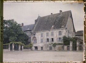 Image représentant Le vieux château vu de la place du château