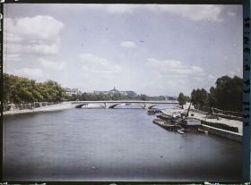 Image représentant Le ciel de Paris le jour de la signature du pacte Briand-Kellogg (vue sur le pont des Invalides et le Grand-Palais depuis le pont de l'Alma)