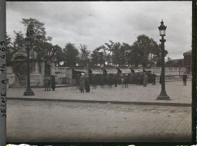 Image représentant Baraques de souscription à côté de la statue de Strasbourg, place de la Concorde