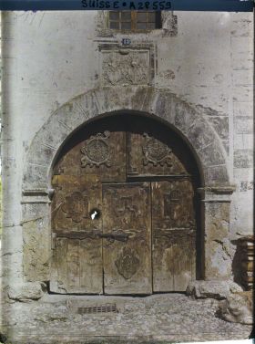 Image représentant Porte en bois avec les armes de la dernière famille noble du pays