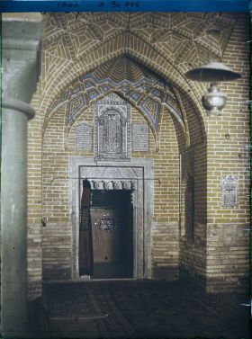 Image représentant L'intérieur du tombeau supposé d'Esdras ou Ezra, grand prêtre juif à la cour de Perse, au Ve siècle avant J.-C.