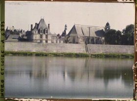 Image représentant L'église Saint-Florentin et l'actuel musée de l'Hôtel de Ville, vus depuis les bords de Loire