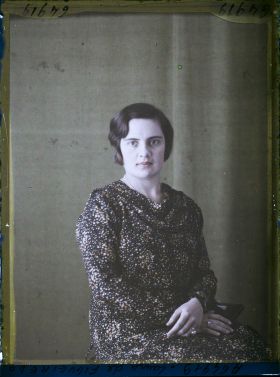 Image représentant https://musee-albert-kahn.s-museum.fr/home/NWQ2OTAwYzNmYjZlZTk1ZWQwODJmMjY4L2dlbmVyaWMtbm90aWNlLXRhYi9hdXRob3JpdHkvNjE3YTc5ZjVjZjhiODk2OGIzMzM3ZDIx/5d6900c3fb6ee95ed082f268/generic-notice-tab/authority/617a79ebcf8b8968b3336d2f Madame Laura de Figueiredo