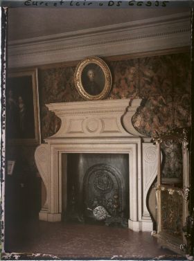 Image représentant La cheminée de l'antichambre de l'appartement de la marquise de Maintenon dans le logis principal du château