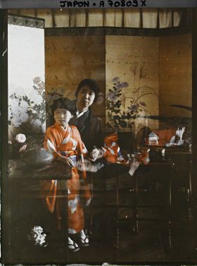 Image représentant Résidence de la famille Kitashirakawa (intérieur), la princesse Kitashirakawa (Fusako) et la plus jeune de ses trois filles, prénommée Taeko