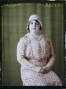 Image représentant https://musee-albert-kahn.s-museum.fr/home/NWQ2OTAwYzNmYjZlZTk1ZWQwODJmMjY4L2dlbmVyaWMtbm90aWNlLXRhYi9hdXRob3JpdHkvNjE3YTc5ZjVjZjhiODk2OGIzMzM3ZDIx/5d6900c3fb6ee95ed082f268/generic-notice-tab/authority/617a79ebcf8b8968b3337661 Madame Riazi