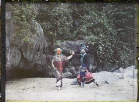 Image représentant Deux acteurs du Théâtre saïgonnais exécutant une figure de danse