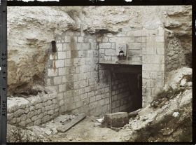 Image représentant France, Ange gardien, Un abri en maçonnerie près de l'ange gardien