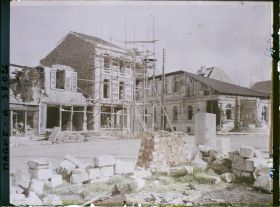 Image représentant France, Fismes, Ruines et reconstruction place de la Marie