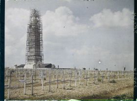 Image représentant France, Ablain-St Nazaire, Le Mont aux Morts du Cimetière de N.D. de Lorette