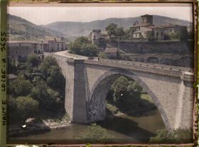 Image représentant Le pont sur l'Allier et l'ensemble du village