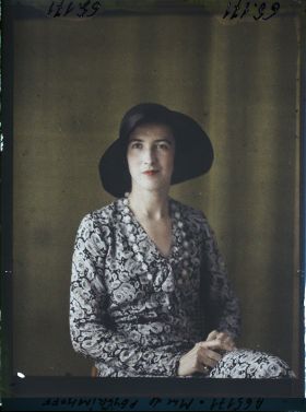 Image représentant https://musee-albert-kahn.s-museum.fr/home/NWQ2OTAwYzNmYjZlZTk1ZWQwODJmMjY4L2dlbmVyaWMtbm90aWNlLXRhYi9hdXRob3JpdHkvNjE3YTc5ZjVjZjhiODk2OGIzMzM3ZDIx/5d6900c3fb6ee95ed082f268/generic-notice-tab/authority/617a79ebcf8b8968b3337c19 Madame de Peyerimhoff