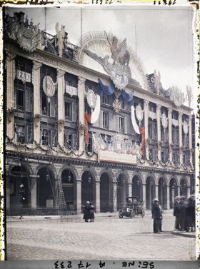 Image représentant Pavoisements pour les fêtes de la Victoire sur les magasins du Louvre place du Palais-Royal