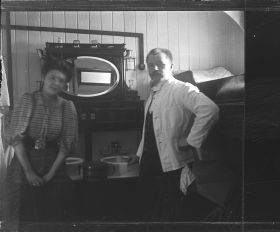 Image représentant Membres du personnel d'équipage dans la cabine de seconde classe occupée par Albert Dutertre