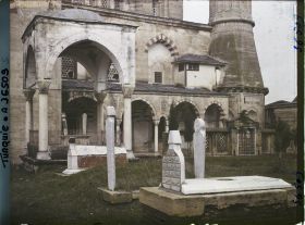 Image représentant Selimiye Camii (Grande Mosquée). Tombeau d'un éminent personnage. (Petit édifice à colonne et coupole dans la cour est du cimetière)