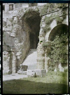 Image représentant Entrée latérale du théâtre Romain (?)