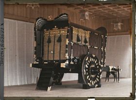 Image représentant Funérailles de l'Empereur Taisho-Tenno (Yoshihito), Shinjuku Gyoen (Parc Impérial de Shinjuku) : exposition du char funèbre