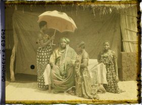 Image représentant Portrait du chef  https://musee-albert-kahn.s-museum.fr/home/NWQ2OTAwYzNmYjZlZTk1ZWQwODJmMjY4L2dlbmVyaWMtbm90aWNlLXRhYi9hdXRob3JpdHkvNjE3YTc5ZjVjZjhiODk2OGIzMzM3ZDIx/5d6900c3fb6ee95ed082f268/generic-notice-tab/authority/617a79eacf8b8968b3336557 Justin Aho entouré de ses femmes