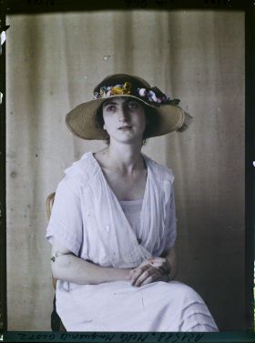 Image représentant https://musee-albert-kahn.s-museum.fr/home/NWQ2OTAwYzNmYjZlZTk1ZWQwODJmMjY4L2dlbmVyaWMtbm90aWNlLXRhYi9hdXRob3JpdHkvNjE3YTc5ZjVjZjhiODk2OGIzMzM3ZDIx/5d6900c3fb6ee95ed082f268/generic-notice-tab/authority/617a79ebcf8b8968b3336db9 Mademoiselle Marguerite Glotz