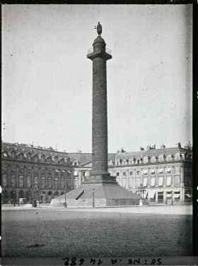 Image représentant La colonne Vendôme protégée contre les bombardements