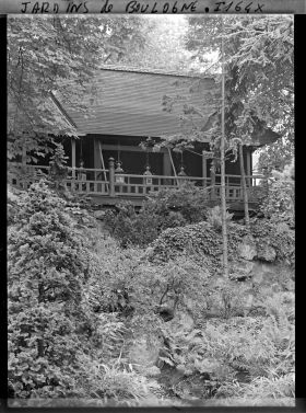 Image représentant Façade du temple shinto dans son écrin de verdure, dominant le " sanctuaire japonais "