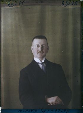 Image représentant https://musee-albert-kahn.s-museum.fr/home/NWQ2OTAwYzNmYjZlZTk1ZWQwODJmMjY4L2dlbmVyaWMtbm90aWNlLXRhYi9hdXRob3JpdHkvNjE3YTc5ZjVjZjhiODk2OGIzMzM3ZDIx/5d6900c3fb6ee95ed082f268/generic-notice-tab/authority/617a79ebcf8b8968b3337a01 Monsieur Maurice Watrin