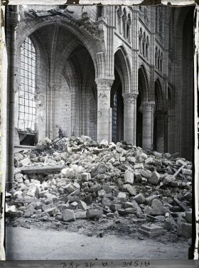 Image représentant La cathédrale de Soissons, débris de la voûte
