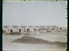 Image représentant Le village abandonné : dômes de boue séchée protégeant du vent et du soleil