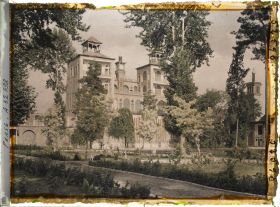 Image représentant Vue de l'intérieur de l'Arg (la citadelle royale), le Shams-ol Emareh ("Soleil de Palais") et les jardins du Golestan. A droite, minaret de la mosquée royale