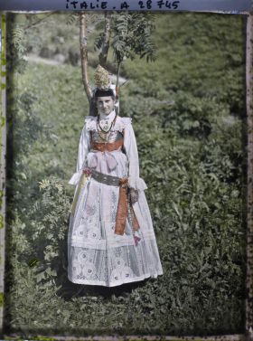 Image représentant Costume traditionnel de jeune fille