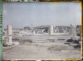 Image représentant Quartier du Hieron (sanctuaire) d'Apollon, l'avenue des Processions, les Propylées, entrée principale du Hieron (direction nord)