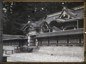 Image représentant Sanctuaire Tôshôgu (mausolée du shogun Tokugawa Ieyasu) : la Kara-mon (Porte Chinoise) ouvrant sur le Haiden (oratoire)