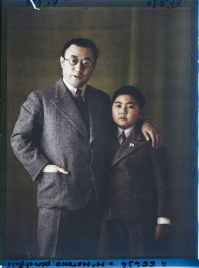 Image représentant Messieurs Jean  https://musee-albert-kahn.s-museum.fr/home/NWQ2OTAwYzNmYjZlZTk1ZWQwODJmMjY4L2dlbmVyaWMtbm90aWNlLXRhYi9hdXRob3JpdHkvNjE3YTc5ZjVjZjhiODk2OGIzMzM3ZDIx/5d6900c3fb6ee95ed082f268/generic-notice-tab/authority/617a79eacf8b8968b3336526 Motono et Xavier Motono