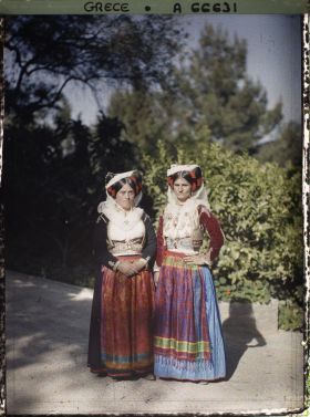 Image représentant Deux femmes Corfiotes en costume