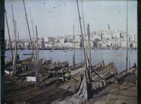 Image représentant Bateaux au port de la Corne d'Or. A l'arrière plan, le quartier de Galata avec la tour de Galata ;