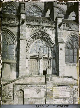 Image représentant La porte latérale sud de l'église Saint-denis