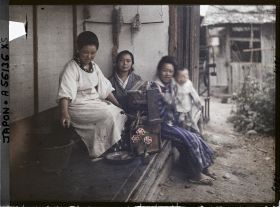 Image représentant Dévidage des cocons de soie au petit dévidoir